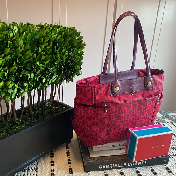 SOLD OUT Bergdoff Goodman Marc Marc Jacobs
Isa-Print Clara Tote - Picture 15 of 15